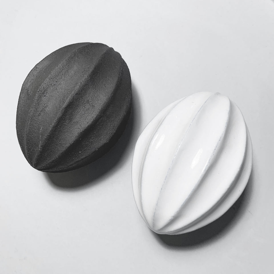 ANNA WADLE Keramik Zitruspresse SQUEEZER, Weiß, Schwarz, Ø4,5 x L7,5 cm